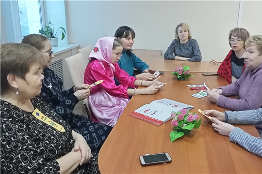 В Яльчикском ЦСОН для многодетных матерей и их детей прошла познавательная встреча «Узоры чувашской вышивки»