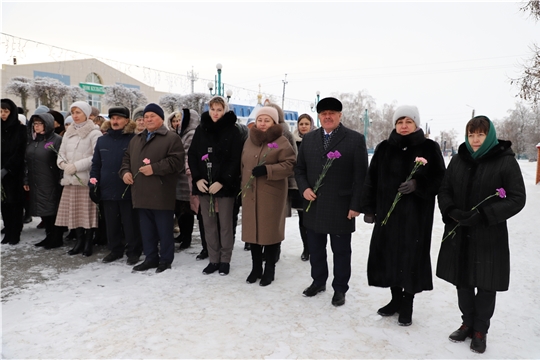 В День героев Отечества состоялось возложение цветов к памятникам героев