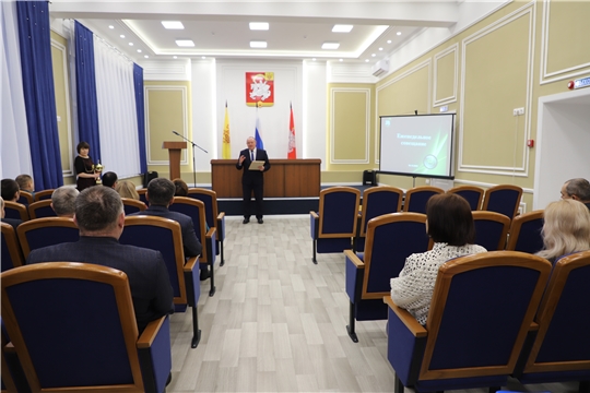 Глава Яльчикского муниципального округа Леонард Левый провел последнее в уходящем году совещание с руководителями