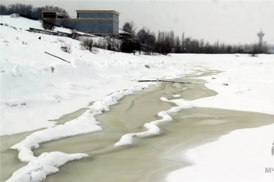 Выходить на лед водоемов до наступления устойчивых морозов – смертельно опасно