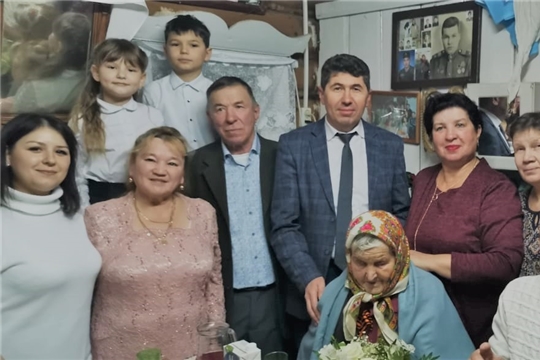 Глава администрации района Сергей Беккер поздравил Анну Васильевну с 90-летним юбилеем