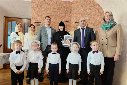 Глава округа Алексей Иванов поздравил с днем рождения настоятельницу Тихвинского Богородицкого женского монастыря игумению Нину