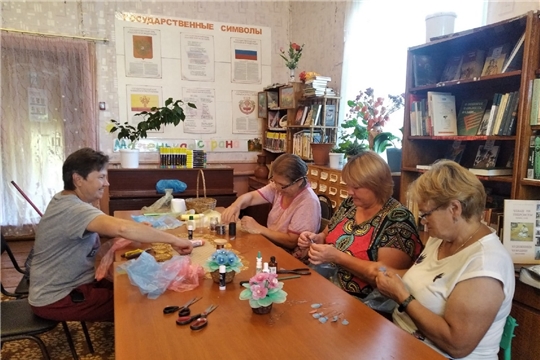 Мастер – класс по изготовлению цветов прошел в Первомайской сельской библиотеке