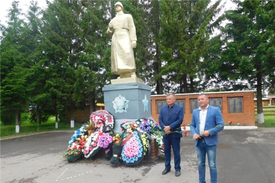 В рамках Дня памяти и скорби состоялись акции «Свеча Победы», «Минута молчания» и возложение венков.