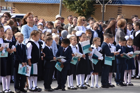 В Аликовской средней школе состоялась торжественная линейка, посвященная Дню знаний