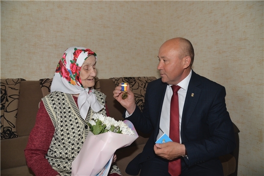 Глава администрации района долгожительнице вручил памятную медаль «95-летие образования Батыревского района»