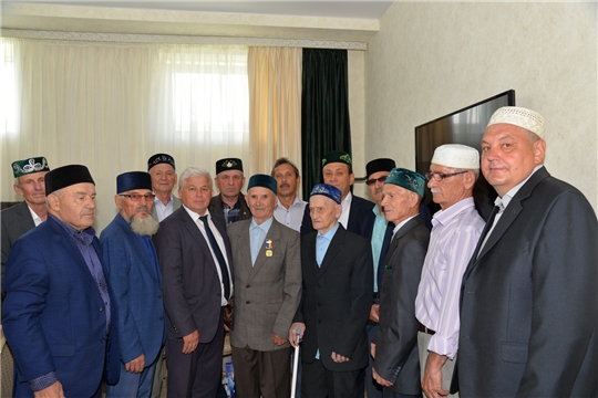 Юбилярам- долгожителям вручены памятные медали «95-летие образования Батыревского района»