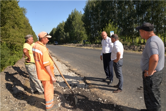 Глава администрации Батыревского района ознакомился с ходом ремонтных работ автомобильных дорог