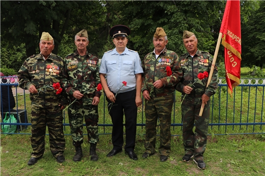 Почтили память и возложили живые цветы в День ветеранов боевых действий в Чебоксарском районе