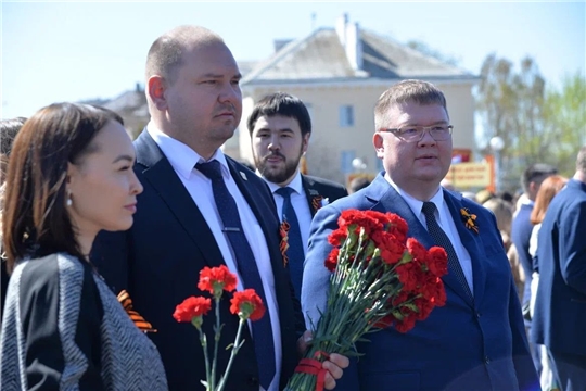 Глава города Чебоксары Олег Кортунов совместно с депутатами городского Собрания возложил цветы к Вечному огню