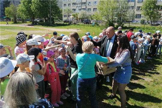 Депутаты городского Собрания депутатов поздравили детвору с Международным днем защиты детей