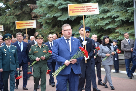 Народные избранники в День памяти и скорби возложили цветы к Вечному огню