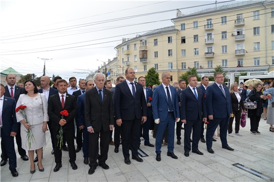 Глава города Чебоксары Олег Кортунов совместно с депутатами городского Собрания торжественно встретил автопробег с частицей «Вечного огня» из Александровского сада города Москва