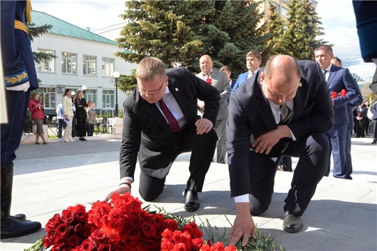 Глава города Чебоксары Олег Кортунов совместно с депутатами принял участие в церемонии возложения цветов к стеле «Город трудовой доблести»