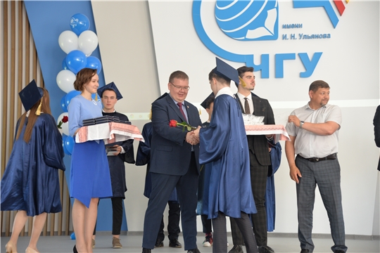 Глава города Чебоксары Олег Кортунов чествовал лучших выпускников-активистов – 2022