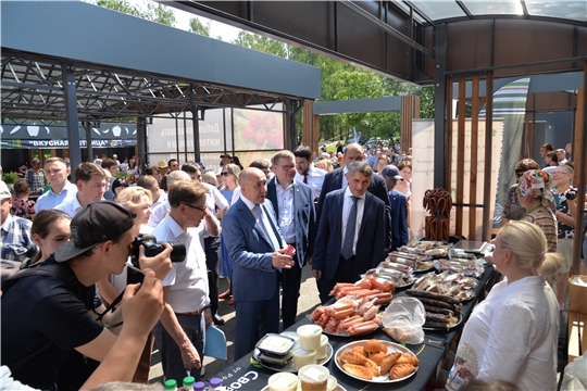 Глава города Чебоксары Олег Кортунов принял участие в открытии Фермерского рынка