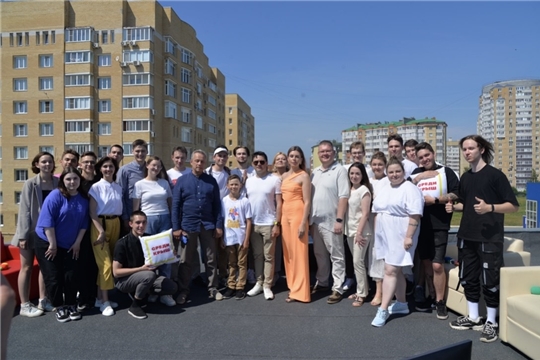 Глава города Чебоксары Олег Кортунов посетил Чувашский госуниверситет и поучаствовал в студенческом-онлайн шоу «Среди крыш»