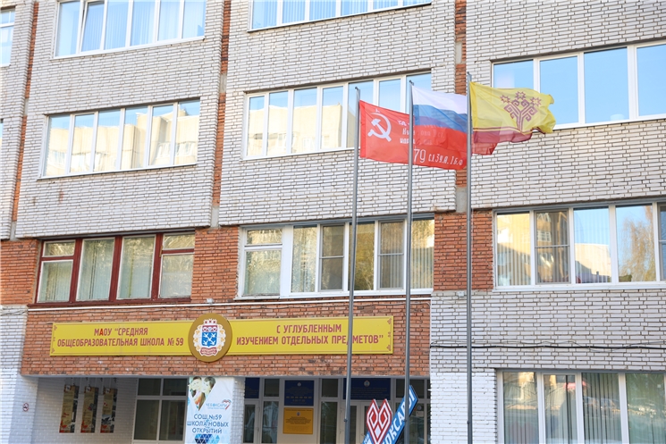 Олег Николаев шкулсенче Раҫҫей Федерацийӗн Патшалӑх ялавне ҫӗклессипре ҫыхăннă ҫӗнӗ йăлана пурнăҫа кĕртессине хапăл тусах йышăннă