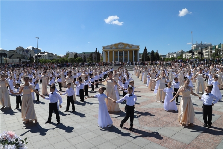 Ачасене хӳтĕлемелли пĕтĕм тĕнчери кун Чăваш Ен Пуҫлăхĕ шкул ҫулне ҫитмен ачасене савăнăҫлă мероприятинче саламланă