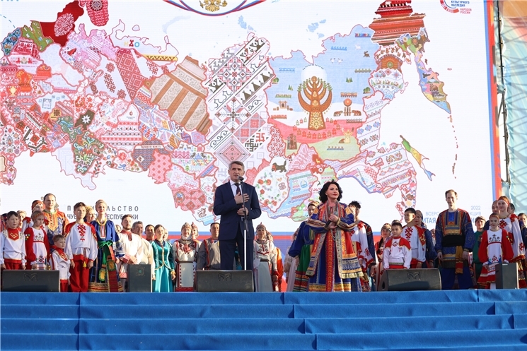 «Эпир сирӗнпе – мăнаҫлă та аслă халӑхăмăрăн тăхăмĕсем», – тенĕ Чăваш Ен Пуҫлăхĕ Олег Николаев