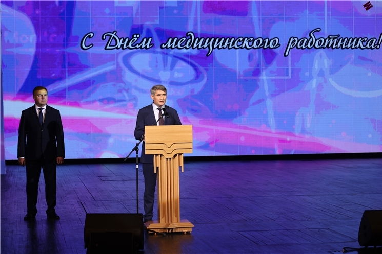 Чăваш Республикин Пуҫлăхĕ Олег Николаев медицина ĕҫченĕсене патшалăх наградисене парса чысланă
