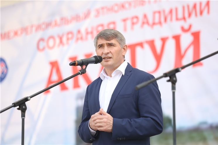 Чăваш Ен Пуҫлăхĕ Олег Николаев  Ленинград облаҫĕнче Марий Элсен «Пеледыш пайрем» тата чăвашсен «Акатуй» наци уявĕсене пухăннисене ăшшăн саламланă