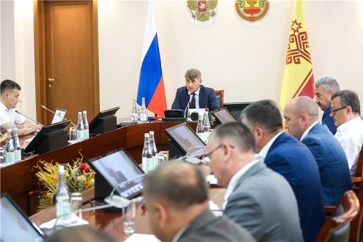 Олег Николаев вырӑнти тавар туса илекенсен продукцийӗн валеҫекен центрӗсене йӗркелес ӗҫе хӑвӑртлатма хушнӑ