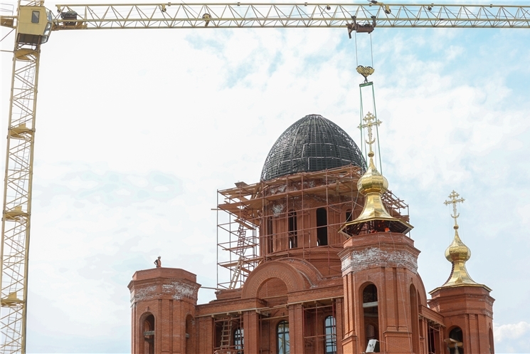 Шупашкарта Таса пурăнăçлă Сергий Радонежский ячĕпе туса лартнă Пысăк Собор чиркĕвĕн тăррине купол вырнаҫтарнă