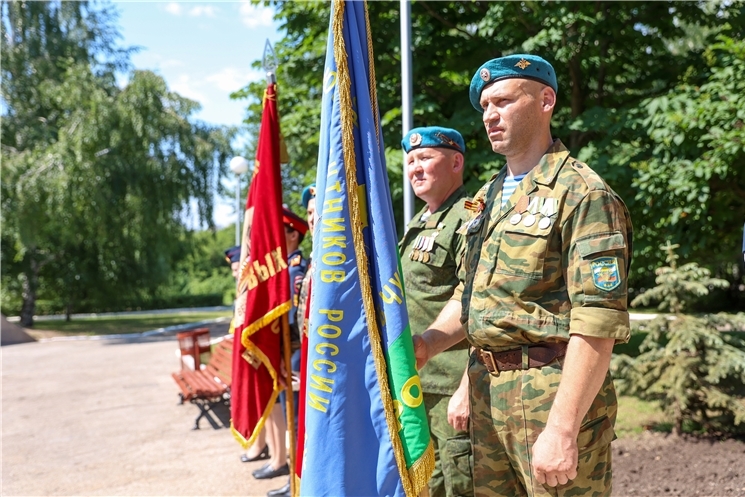 Чăваш Республикин Пуçлăхĕ Олег Николаев Сывлăш-десант ҫарĕсен кунĕ ячĕпе саламлани