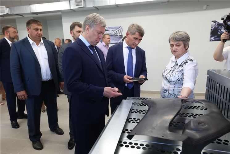 «Чӑваш Ен композитчӗсене Раҫҫейре кӑна мар, ют ҫӗршывсенче те хапăл тусах йышăнаҫҫĕ», - палăртнă Олег Николаев