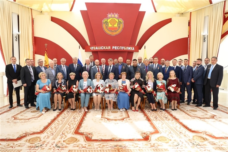 Чăваш Ен Пуҫлăхĕ Олег Николаев строительсене професси уявӗпе саламланă