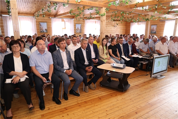 Республика Пуҫлăхĕ Олег Николаев Министрсен Кабинечĕн агропромышленноç комплексĕн, мониторинг, апат-çимĕç рынокĕн конъюктури улшăннине çийĕнчех тишкерекен комиссийĕн тата Ял хуçалăх министерствин пĕрлехи анлă ларăвĕн ĕҫне хутшăннă