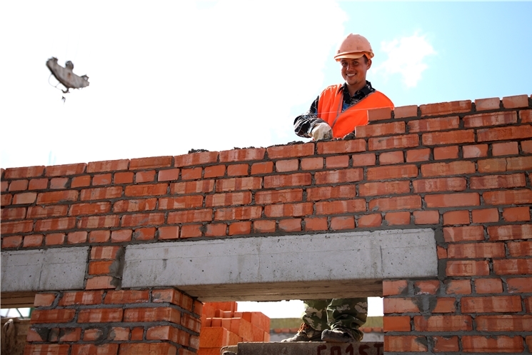 Чăваш Республикин Пуçлăхĕ Олег Николаев Строитель кунĕ ячĕпе саламлани