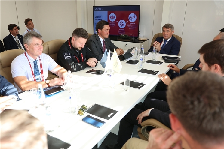 «ҪАР-2022»: Олег Николаев Чӑваш Енри промышленноҫ организацийĕсен делегацийĕ  "Роскосмоспа" тата "Ростех" предприятисене ҫитсе курас текен шухăша ырланă