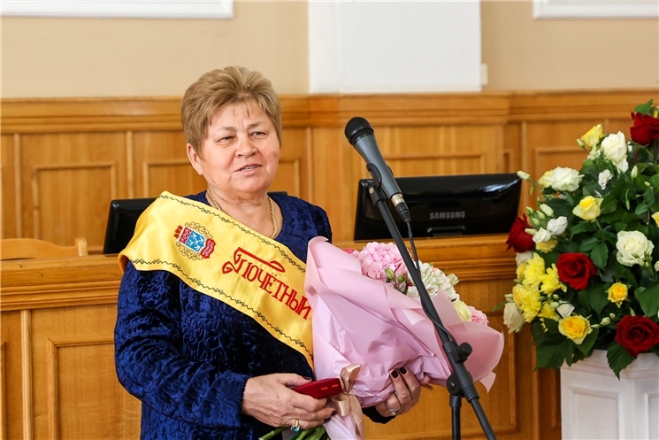 Олег Николаев Елена Бадаевăна  "Шупашкар хулин Хисеплӗ гражданинӗ" ята илнӗ ятпа саламланă