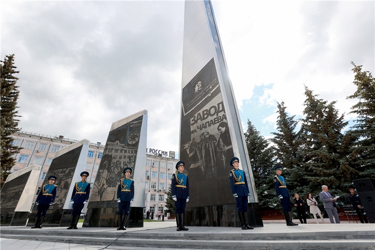 Чăваш Республикин Пуçлăхĕ Олег Николаев Шупашкар хула кунĕ ячĕпе саламлани