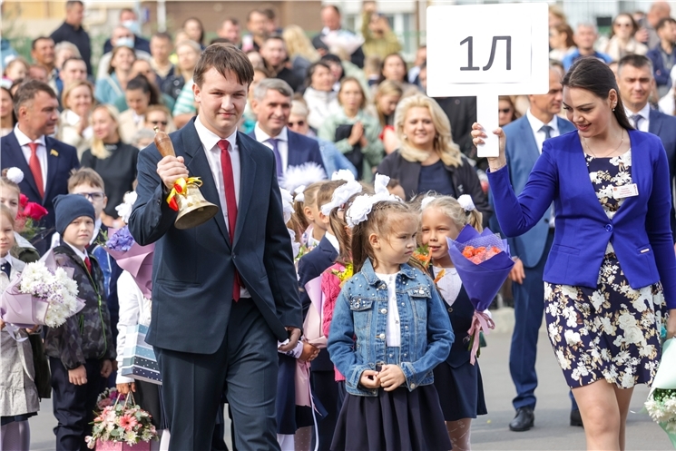 Чăваш Республикин Пуçлăхĕ Олег Николаев Пӗлӳ кунӗ ячĕпе саламлани