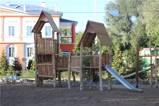 Строительство межквартальной детской площадки в сквере Скаржевского в Шумерле близится к завершению