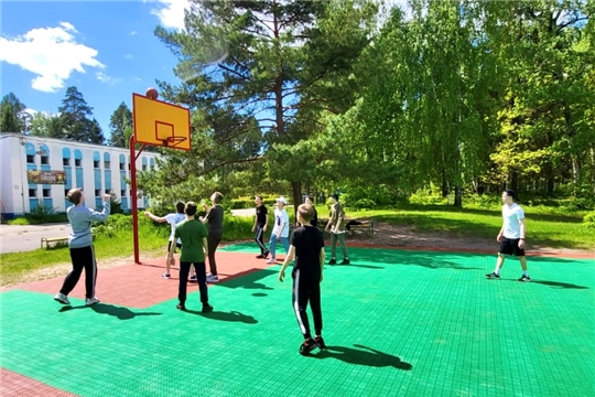 Чебоксарская ГЭС оборудовала спортивную площадку в детском лагере «Звездочка»