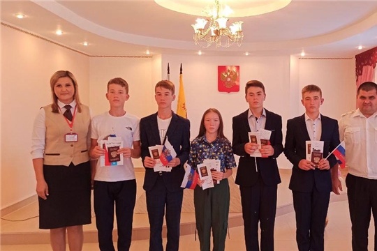 В Яльчикском районе вручили паспорта школьникам, достигшим 14-летнего возраста