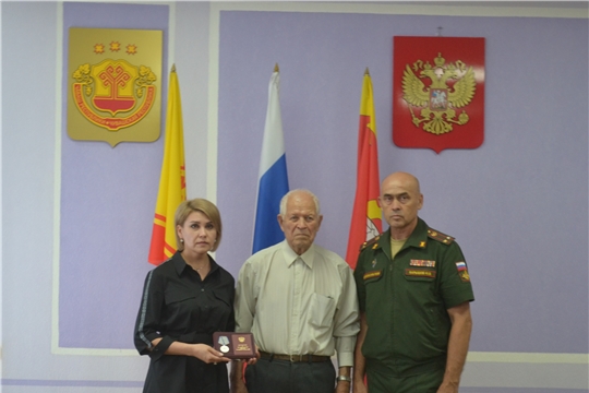 В Канаше вручили медаль "За Отвагу" семье погибшего майора Александра Белова