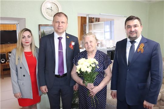С наступающим праздником Победы поздравили вдову участника Великой Отечественной войны Пронькину В.И.