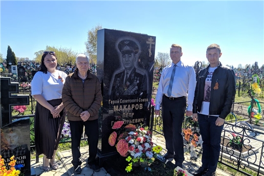 В канун праздника Победы в Алатыре возложили венки к могилам Героев Советского Союза