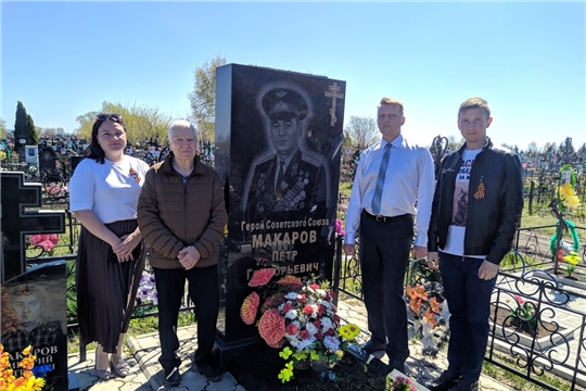 В канун праздника Победы в Алатыре возложены венки к могилам Героев Советского Союза