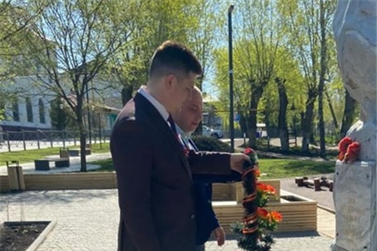 9 Мая в Алатыре были возложены цветы и венки ко всем памятникам, расположенным в городе