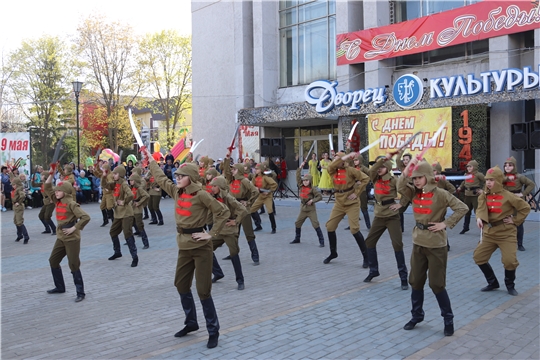На площади перед городским Дворцом культуры состоялся праздничный концерт, в котором приняли участие детские, взрослые коллективы и рок-группы города