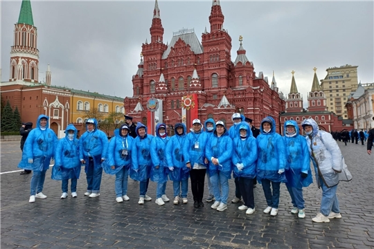 Волонтером в День Победы на Красной площади Москвы