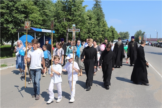 Алатырцы с песнями прошли по городским улицам в День семьи, любви и верности