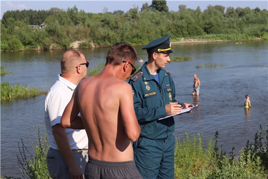 Сотрудники МЧС ведут профилактическую работу с гражданами, отдыхающими у воды