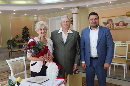 Глава администрации города Алатыря Д.В. Трифонов поздравил супругов Осиповых с 55-летием совместной жизни